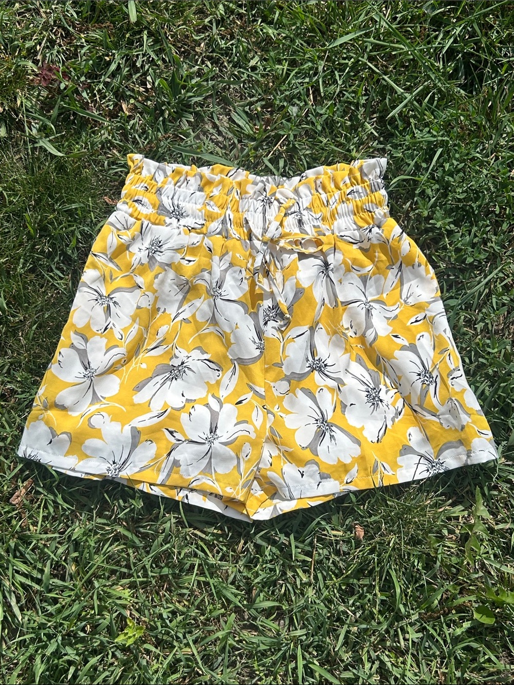 Staccato Women's Yellow Floral Paperbag Waist Lined Shorts Tie Front Size Small